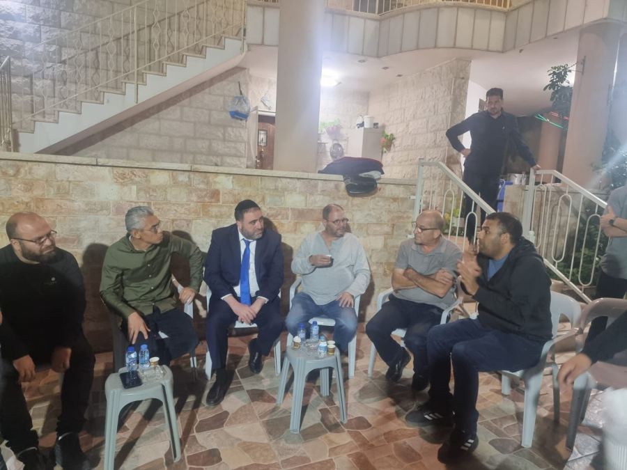 النائب عوفر كسيف يتوجه لوزير الداخلية موشيه أربيل خلال لقائهما في بيت العزاء لدى عائلة أبو مخ